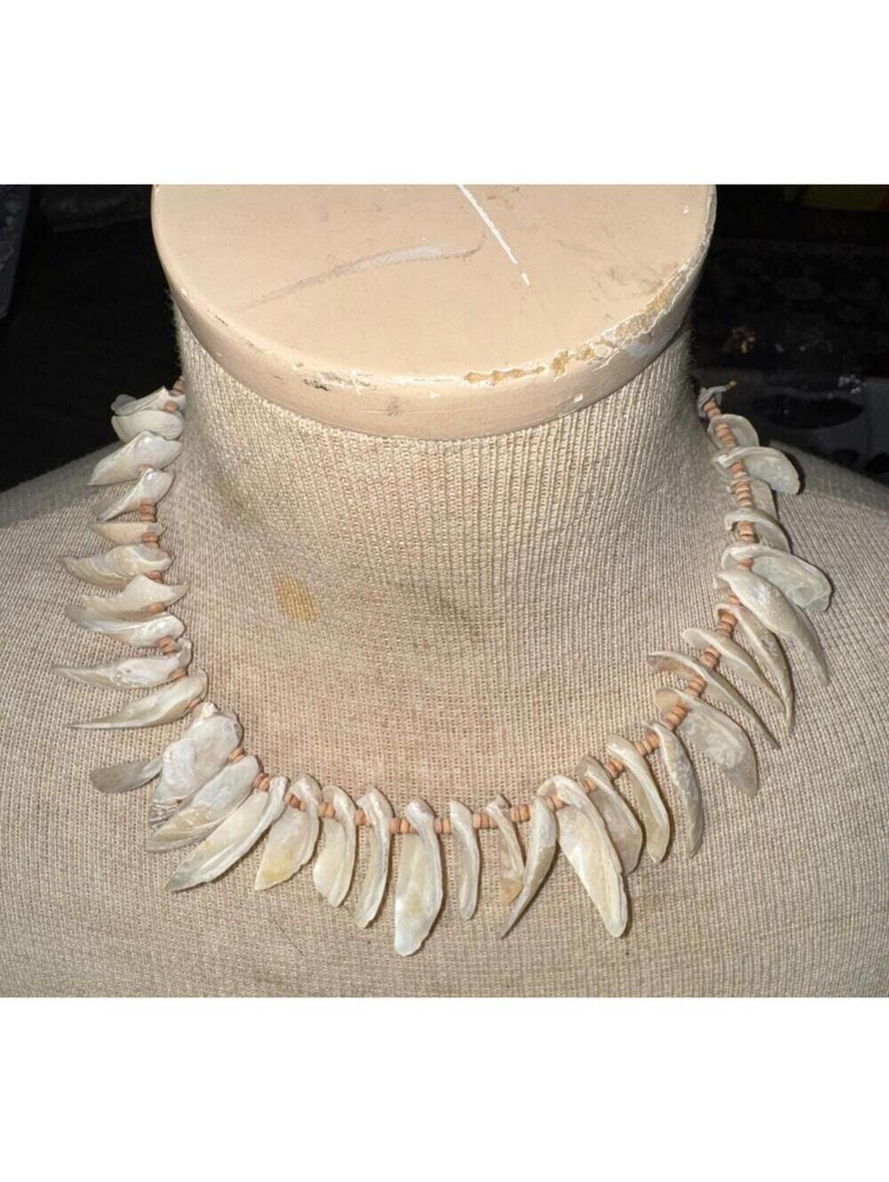 NECKLACE Vintage 17.5" Shell necklace, Screw Barrel Clasp